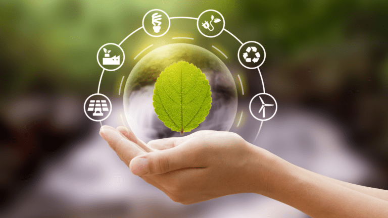 Mão segurando esfera de vidro com folha verde no centro e ícones de sustentabilidade ao redor, representando investimentos da indústria em inovações sustentáveis.