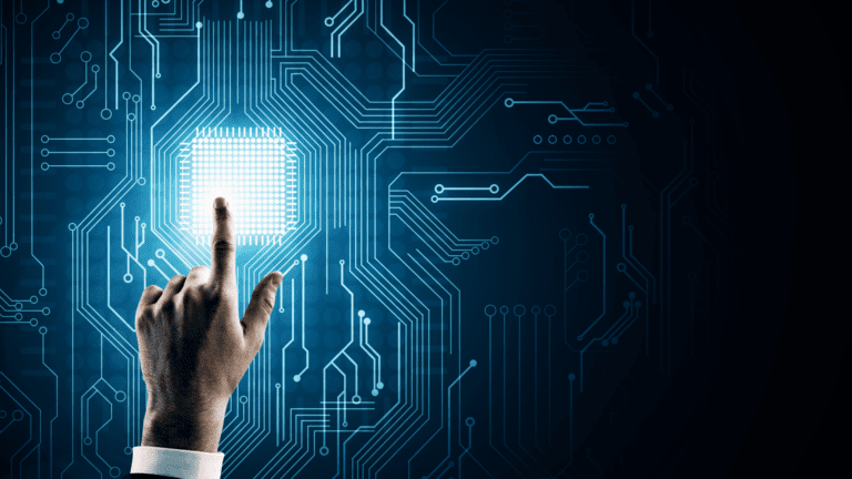Mão tocando holograma de chip digital em fundo azul tecnológico, representando estudo sobre segmentos que mais investem em tecnologia.