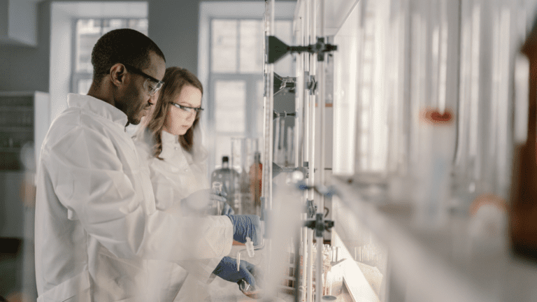 Pesquisadores em laboratório realizando experimentos, simbolizando parceria da FAPESP com a Agence Nationale de la Recherche em nova chamada científica.