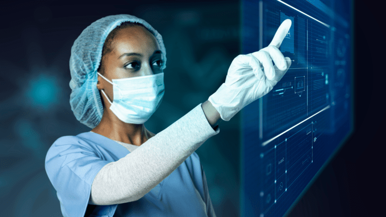 Profissional da saúde com máscara e touca utilizando painel digital, simbolizando linha de fomento da EMBRAPII e BNDES para a área da saúde.