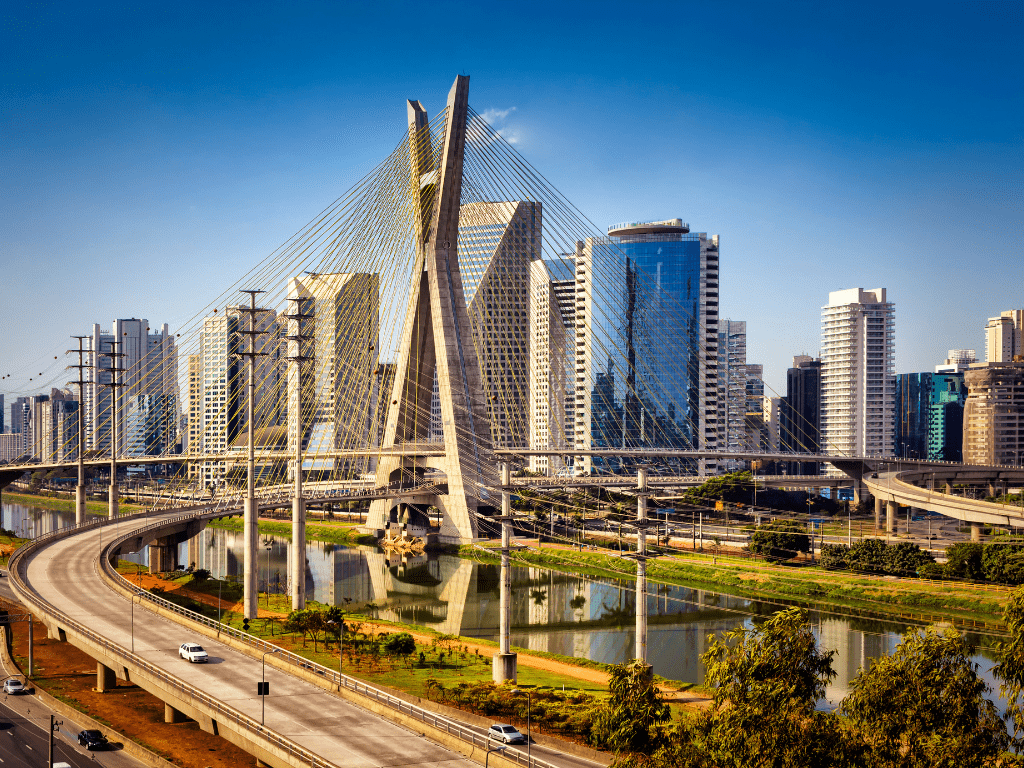 Ponte Estaiada Octávio Frias de Oliveira em São Paulo, Brasil, com prédios modernos ao fundo em um dia ensolarado.