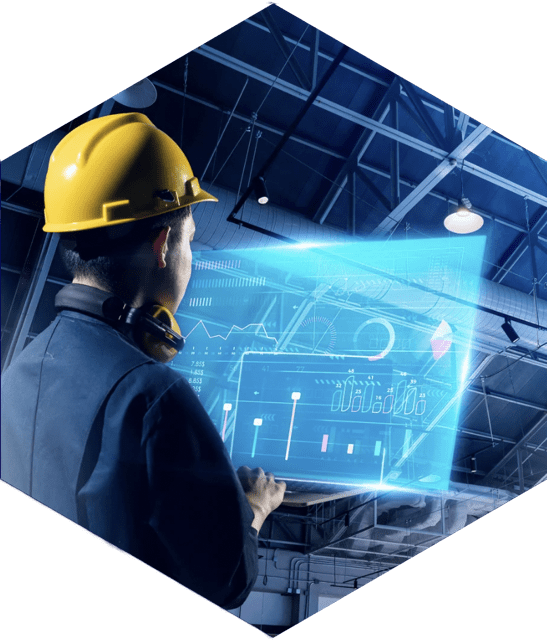 Profissional com capacete de segurança observando projeção digital de gráficos e dados em ambiente industrial, simbolizando o investimento em Pesquisa, Desenvolvimento e Inovação (P,D&I).