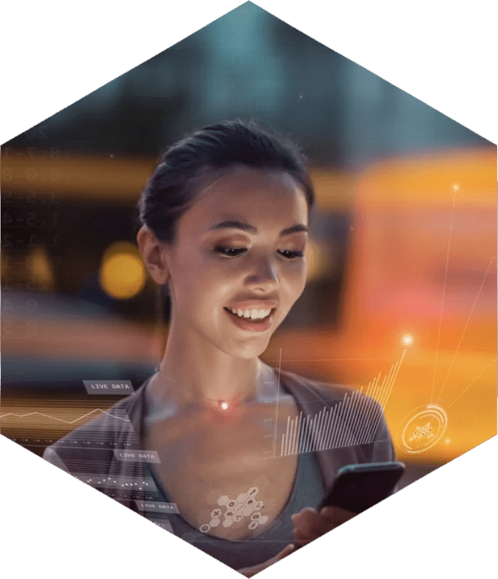 Mulher sorrindo enquanto utiliza dispositivo móvel com elementos digitais e gráficos projetados, simbolizando a transferência de tecnologia e o acesso a dados inovadores.