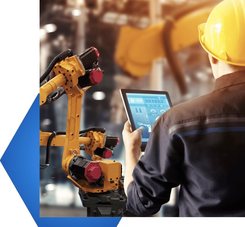 Programa Mover – engenheiro com capacete usando tablet para monitorar robôs industriais em fábrica; automação, tecnologia e inovação.