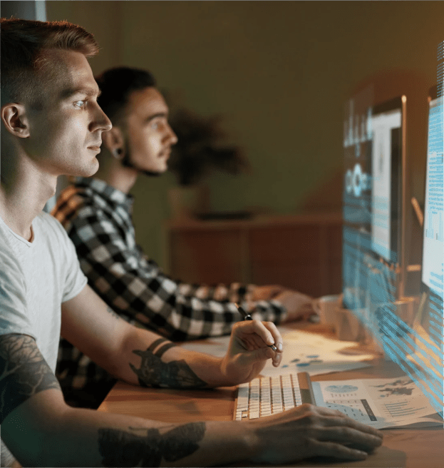 Desenvolvedores programando em estações com sobreposição de código — Lei de Informática, incentivos fiscais e P&D em TIC.