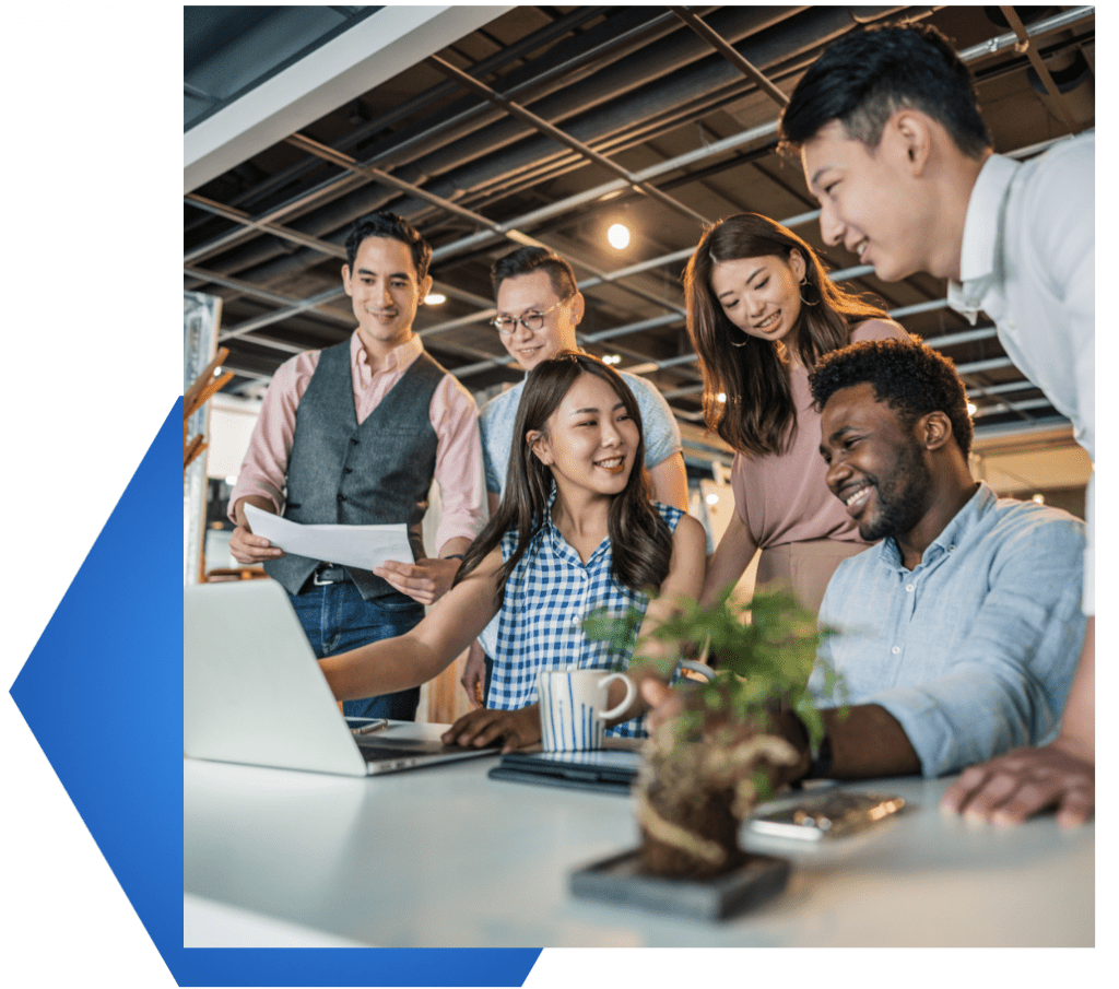 Equipe diversa reunida em ambiente corporativo, sorrindo e colaborando em torno de documentos, simbolizando a aplicação da gestão da inovação em diferentes áreas.