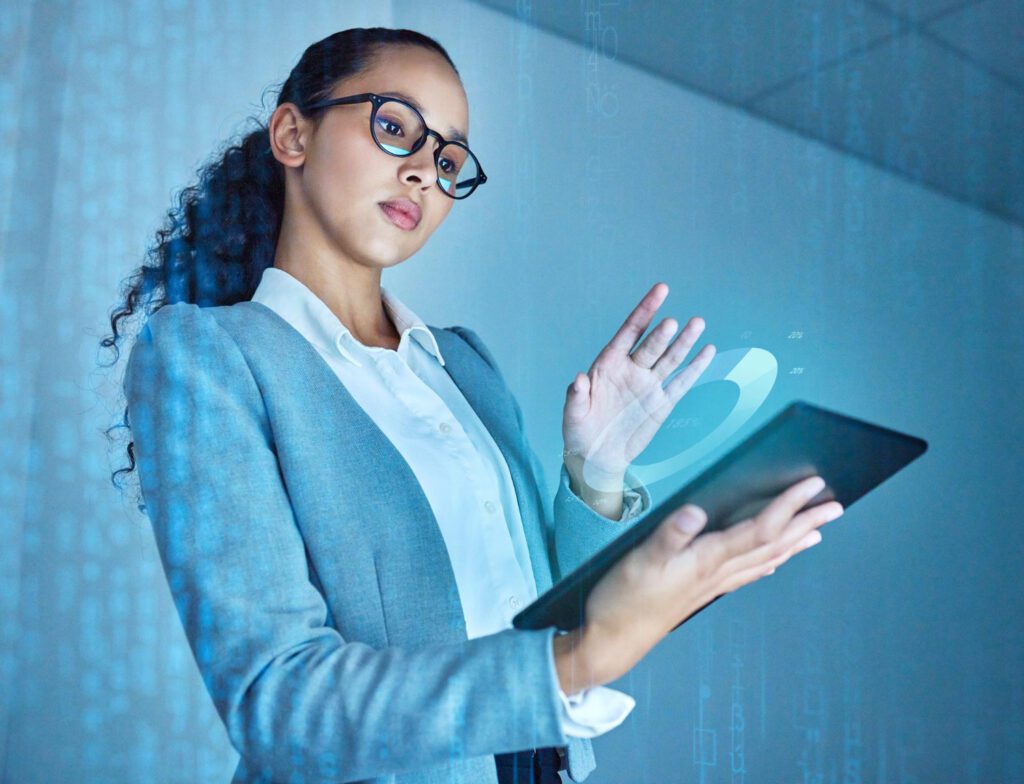 Mulher com óculos interage com tablet exibindo gráficos holográficos — ilustração do edital da Sudene que destina R$ 4 milhões a projetos inovadores liderados por mulheres