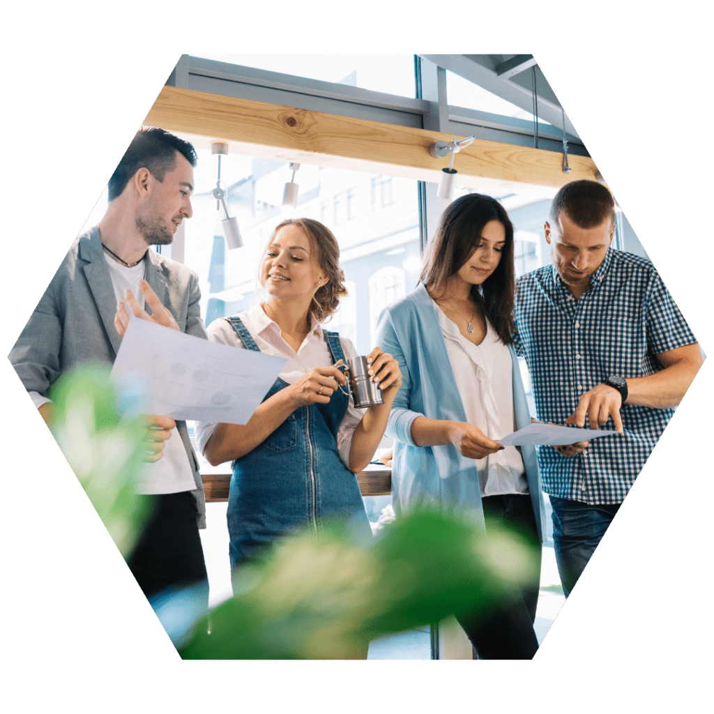 Equipe colaborando em escritório — G.A.C. Brasil e ISO 56001 na prática, gestão da inovação orientada por processos.