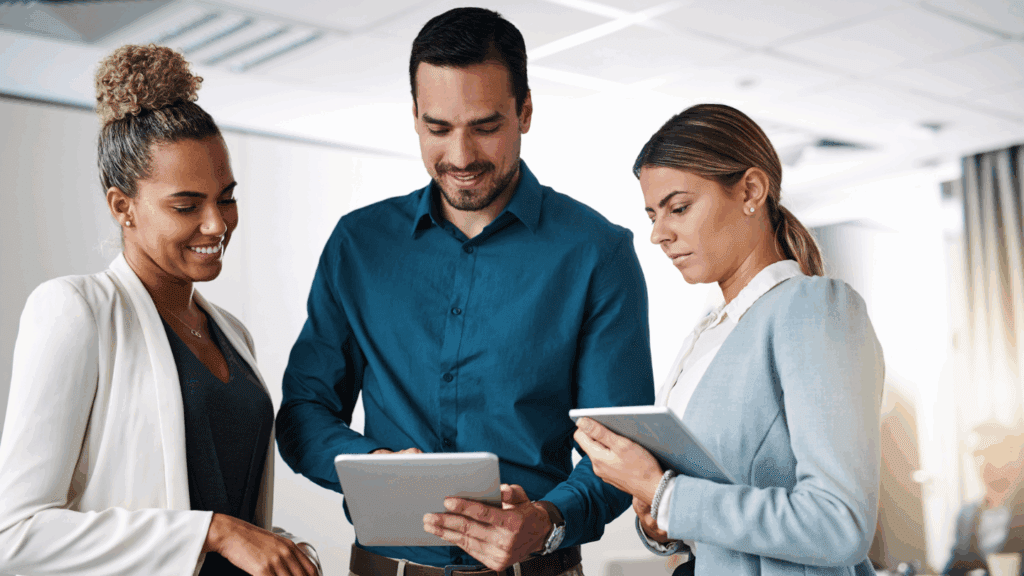 Equipe com dois tablets revisa informações em um escritório moderno