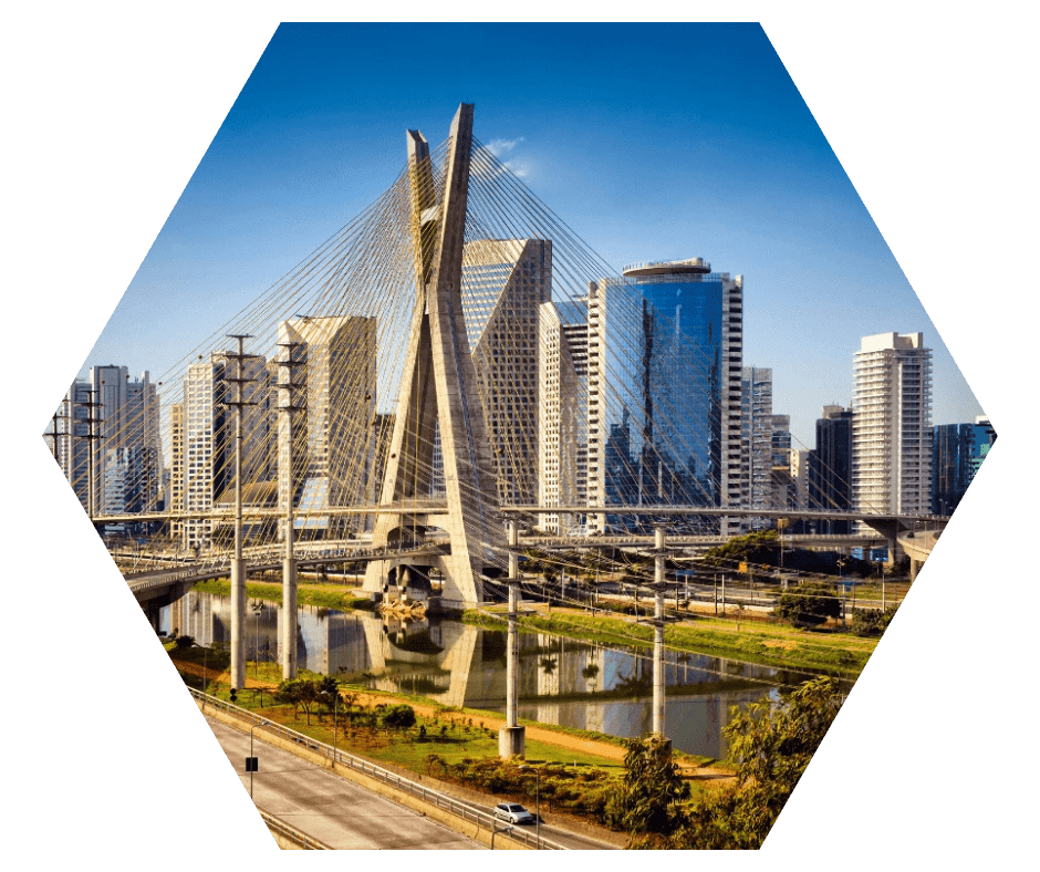 Ponte Estaiada Octavio Frias de Oliveira sobre o rio Pinheiros, com prédios comerciais ao fundo em São Paulo, Brasil.