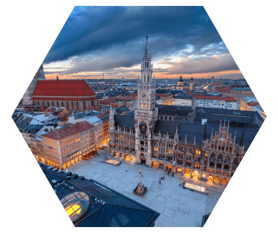 Vista aérea da Marienplatz, com a torre gótica da Neues Rathaus iluminada ao entardecer em Munique, Alemanha.
