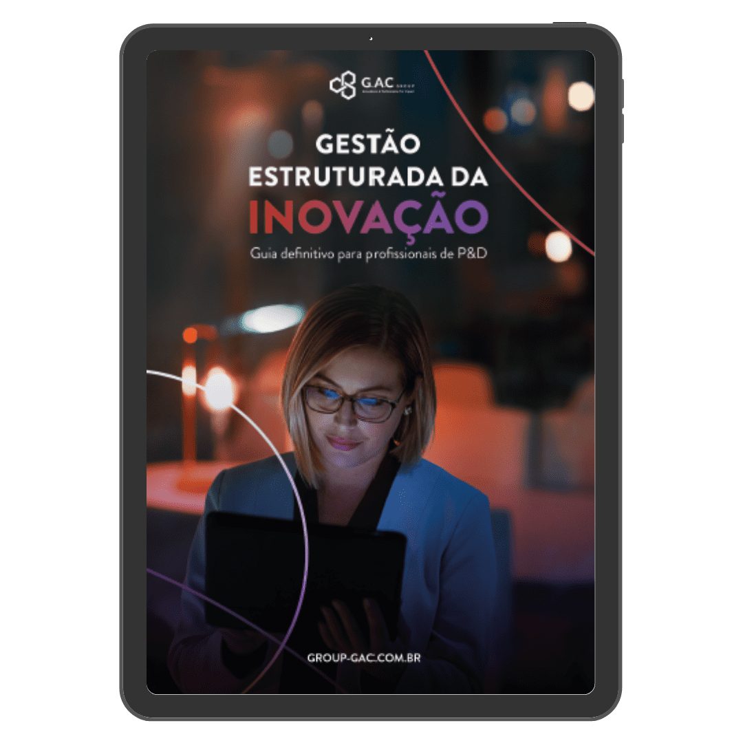 Capa de e-book da G.A.C. no tablet com o título “Gestão Estruturada da Inovação – Guia definitivo para profissionais de P&D”; mulher de óculos lendo na parte inferior.