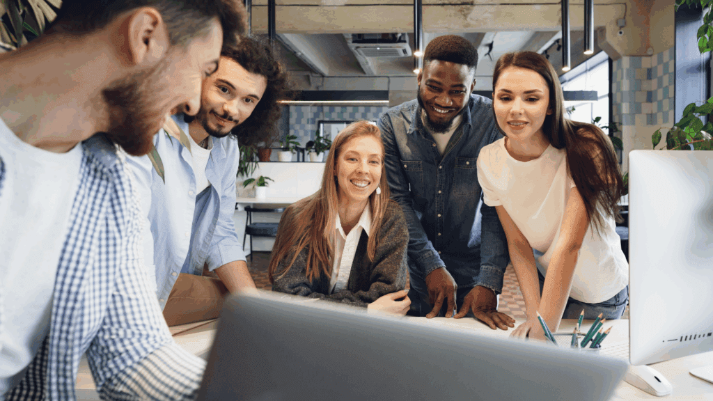 Equipe acompanha apresentação em notebook, planejando o pipeline da Jornada da Inovação.