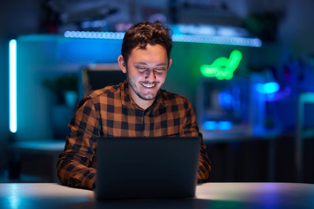 Profissional trabalha em notebook em laboratório tecnológico — transformação digital com o MyG.A.C. na gestão da Lei do Bem.