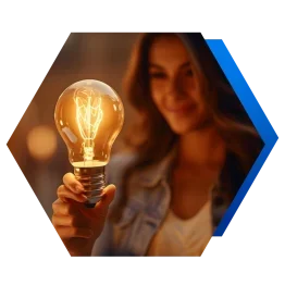 Profissional segura lâmpada acesa, simbolizando ideias — serviço Estrutura para Inovação.