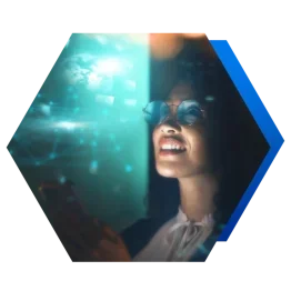 Profissional observa painel tecnológico — serviço de Gestão da Inovação.