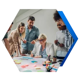 Equipe co-cria ideias em workshop de Inovação Aberta com post-its na mesa.