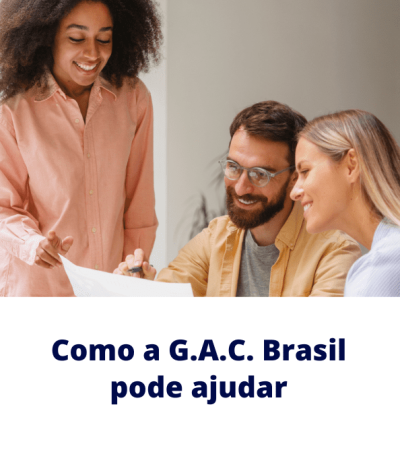 Equipe com três profissionais reunidos e sorridentes revisando um documento; abaixo, o título ‘Como a G.A.C. Brasil pode ajudar