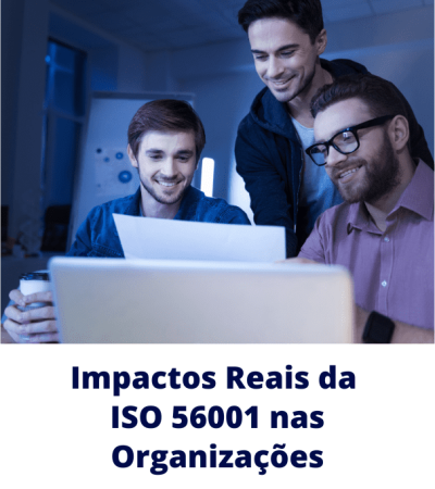 Três profissionais analisam relatório diante de um notebook — impactos da ISO 56001 nas organizações e na gestão da inovação.